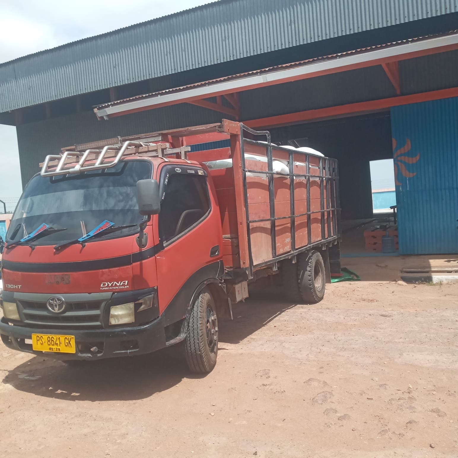Truk angkutan barang berada di depan gudang