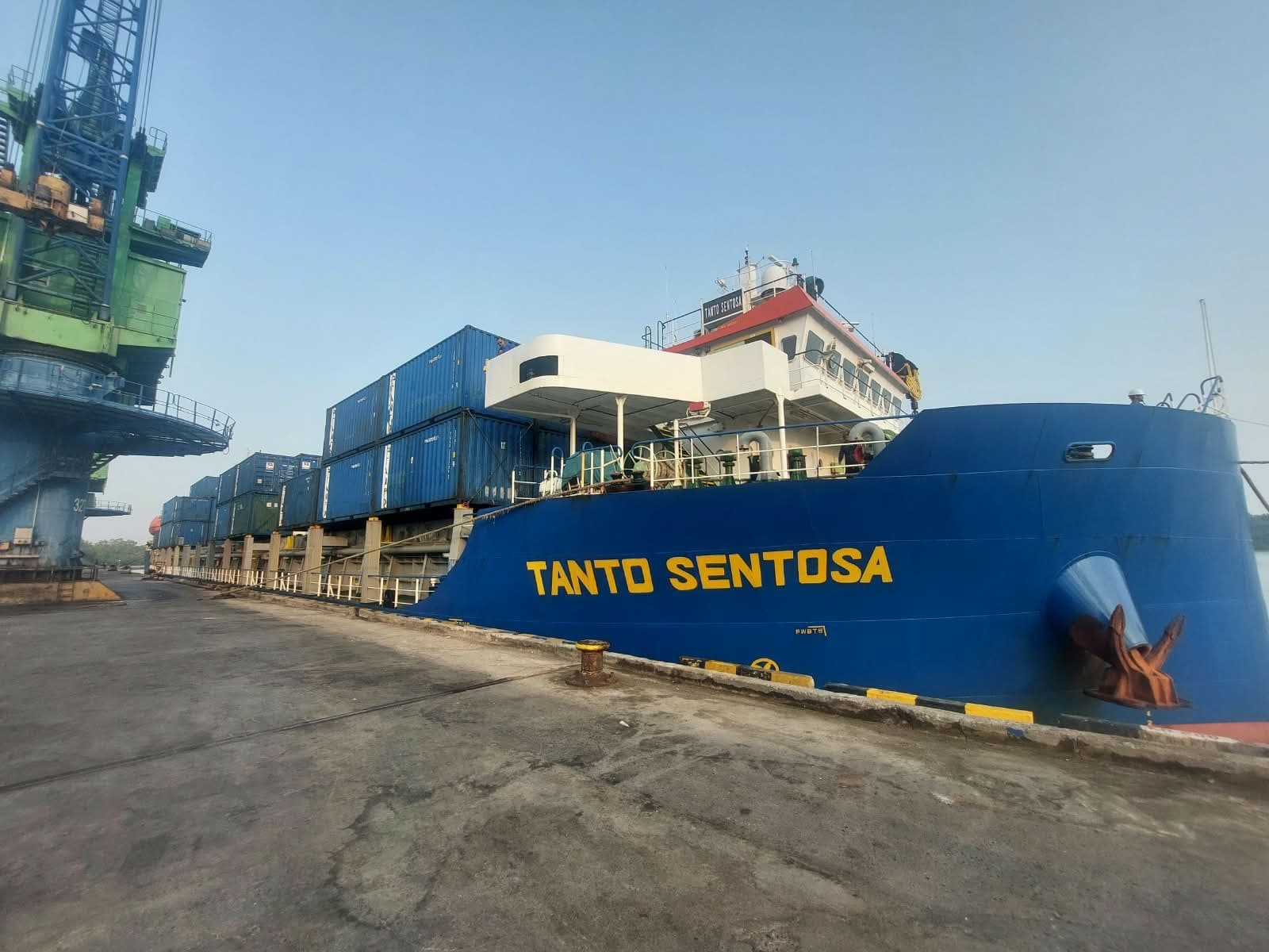 Kapal kargo dengan susunan kontainer bersandar di pelabuhan