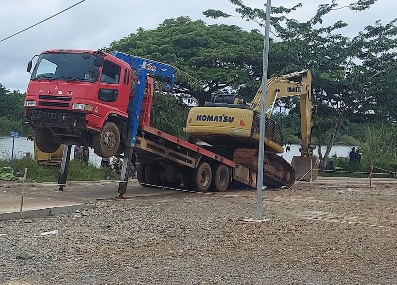 Truk derek mengangkut kendaraan dan alat berat