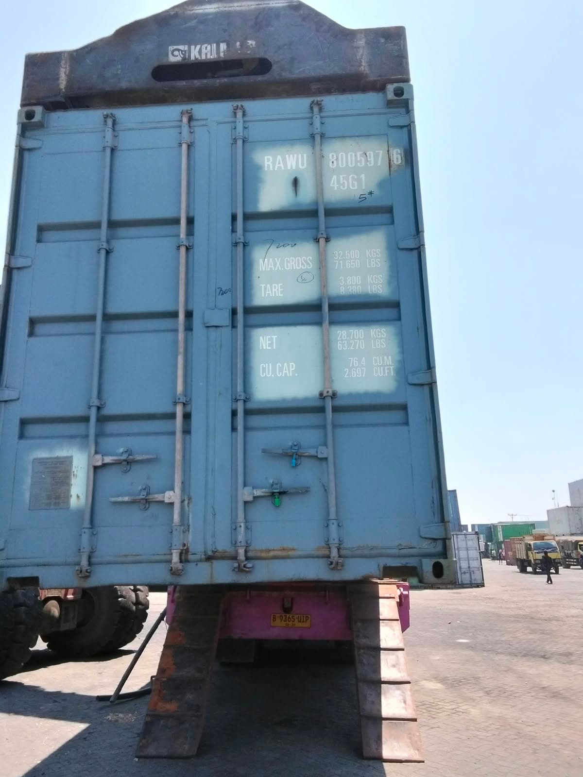Kontainer terpasang di atas truk self loader SCMU sebelum pengiriman