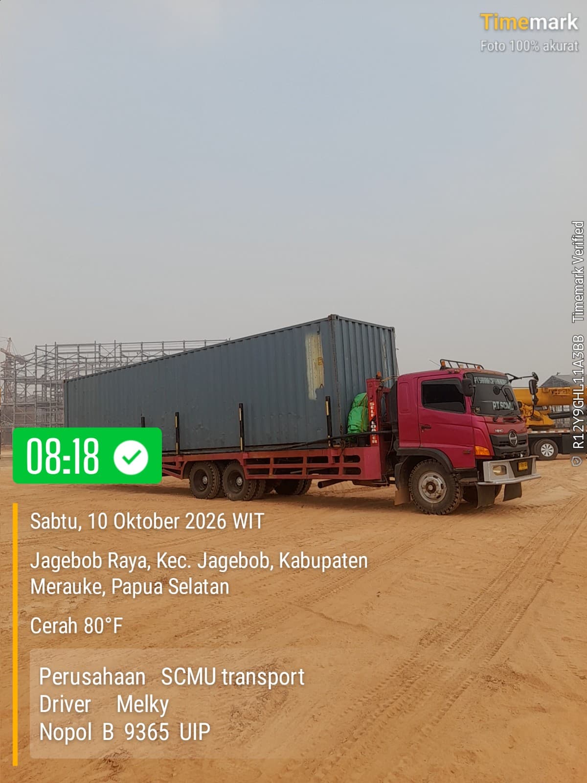 Truk SCMU membawa kontainer melintasi area proyek Jagebob