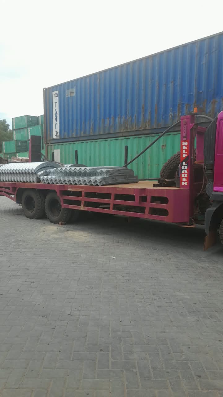 Lembaran baja bergelombang ditata di atas truk SCMU