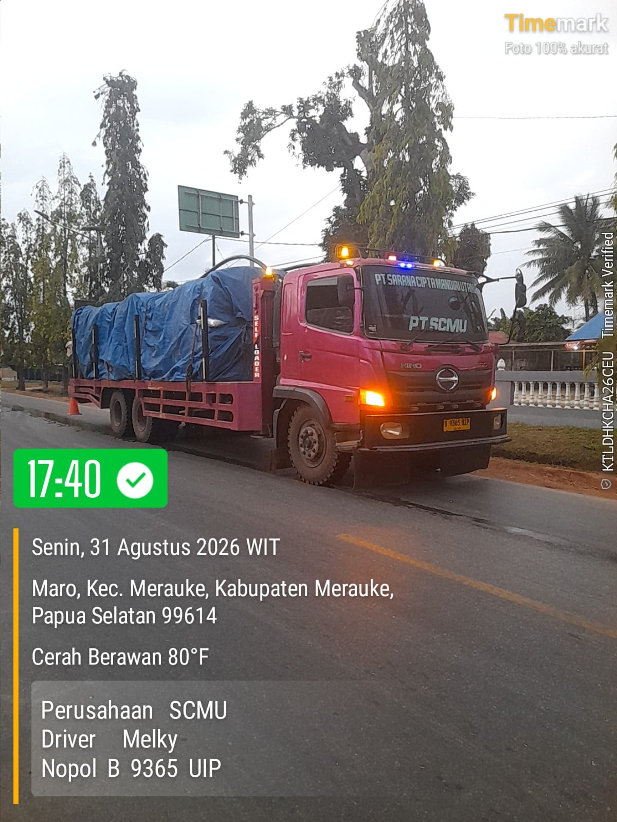 Truk SCMU membawa muatan tertutup terpal di jalan Merauke