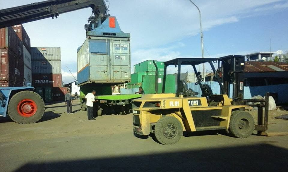 Kontainer diangkat menggunakan crane di area depo