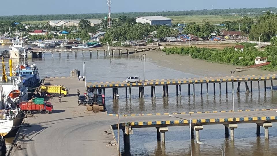 Area dermaga dan kegiatan kendaraan angkut terlihat dari ketinggian