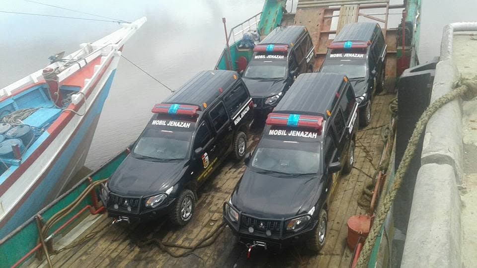Empat kendaraan layanan khusus berada di atas kapal pengangkut